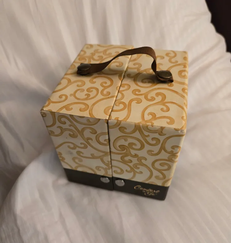 GIFTABLE / COLLECTABLE TEALIGHT HOLDER image indicator(2)