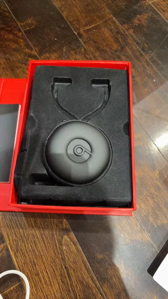 Beats by Dr. Dre Headphones image indicator(4)