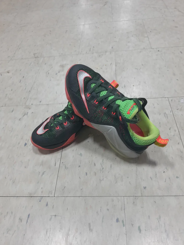 Nike LeBron 13 Low Basketball Shoes For Boys Size 4.5 thumbnail