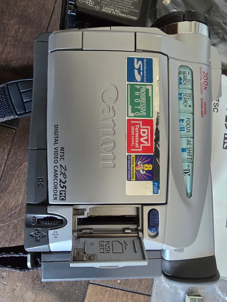 Canon ZR25 MC Digital Video Camcorder w/ Accessories thumbnail