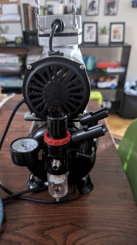 airbrush compressor with accessories - photo 2
