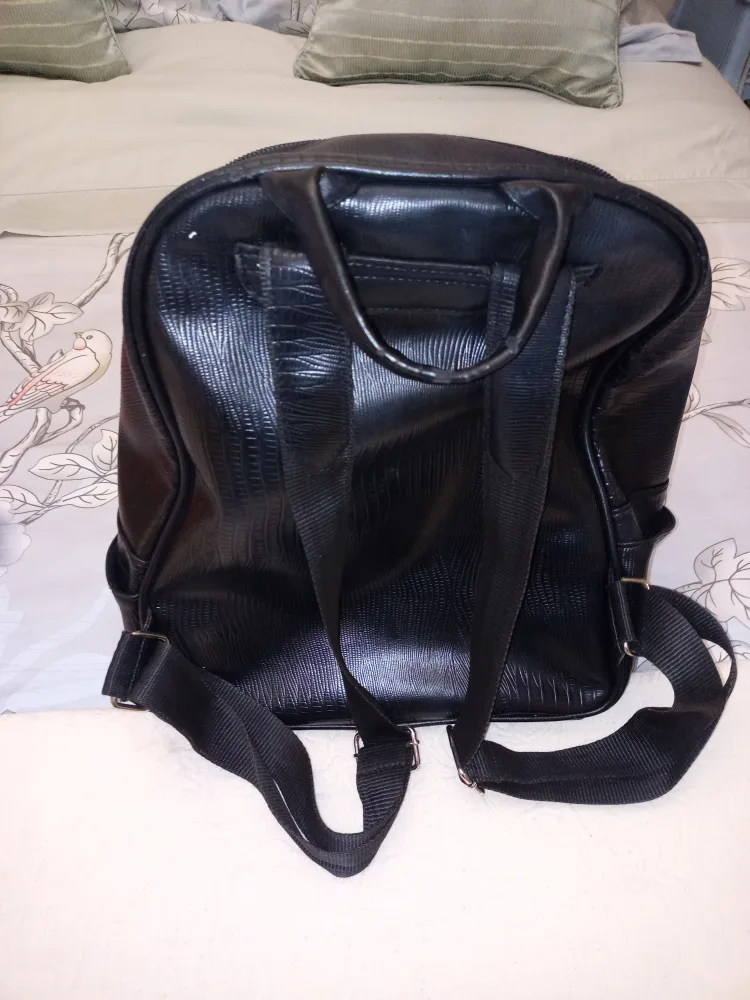 Black Backpack image indicator(3)