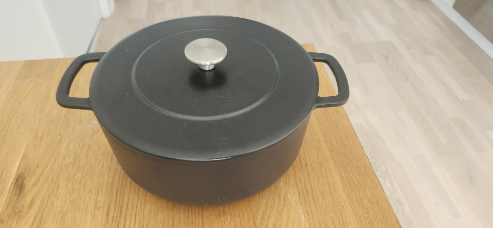 Black Dutch Oven