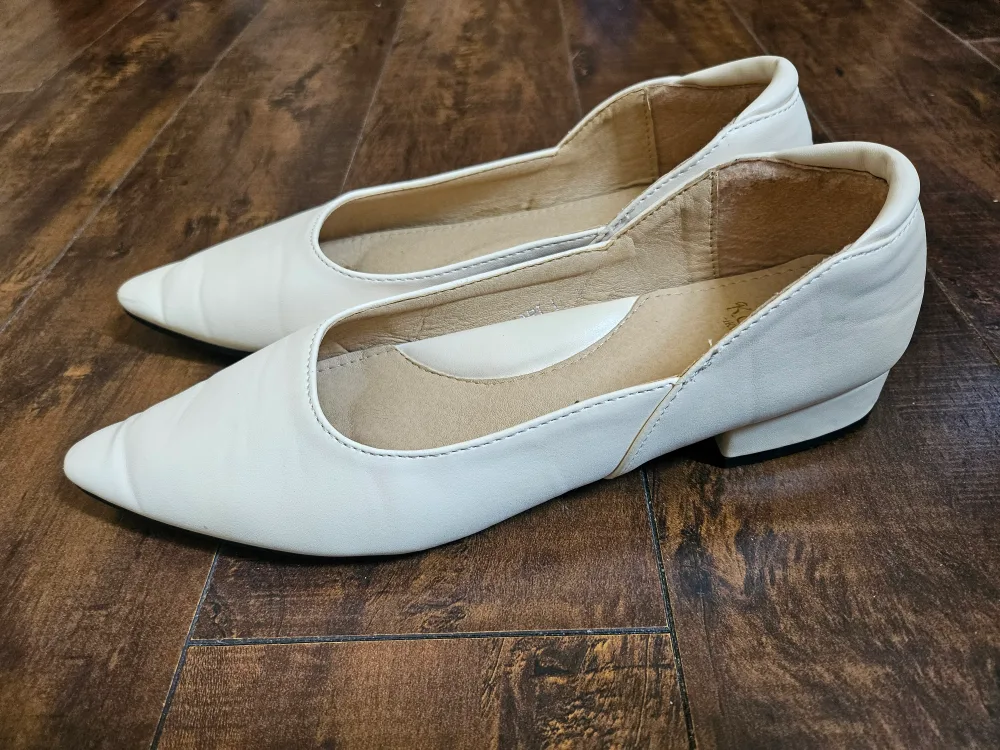 Cream Leather low Flats image indicator(2)