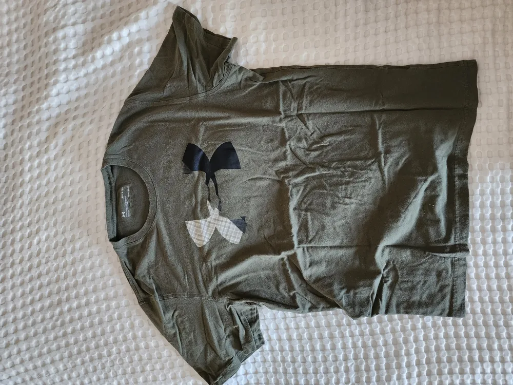 Under Armour Olive Green T-Shirt - Size M thumbnail