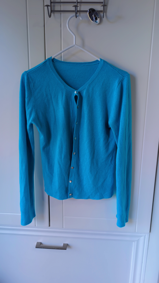 White Ruffle Blouse & Blue Cardigan - photo 4