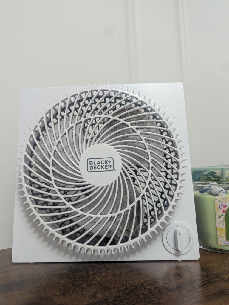 Black+Decker White Tabletop Fan