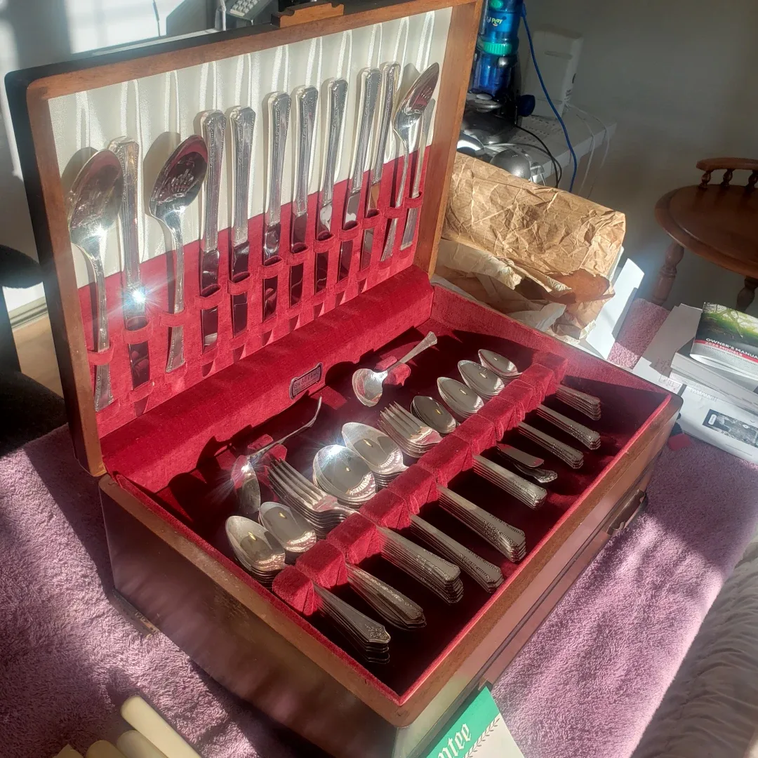 Heirloom Silverware Set in Wooden Case image indicator(4)