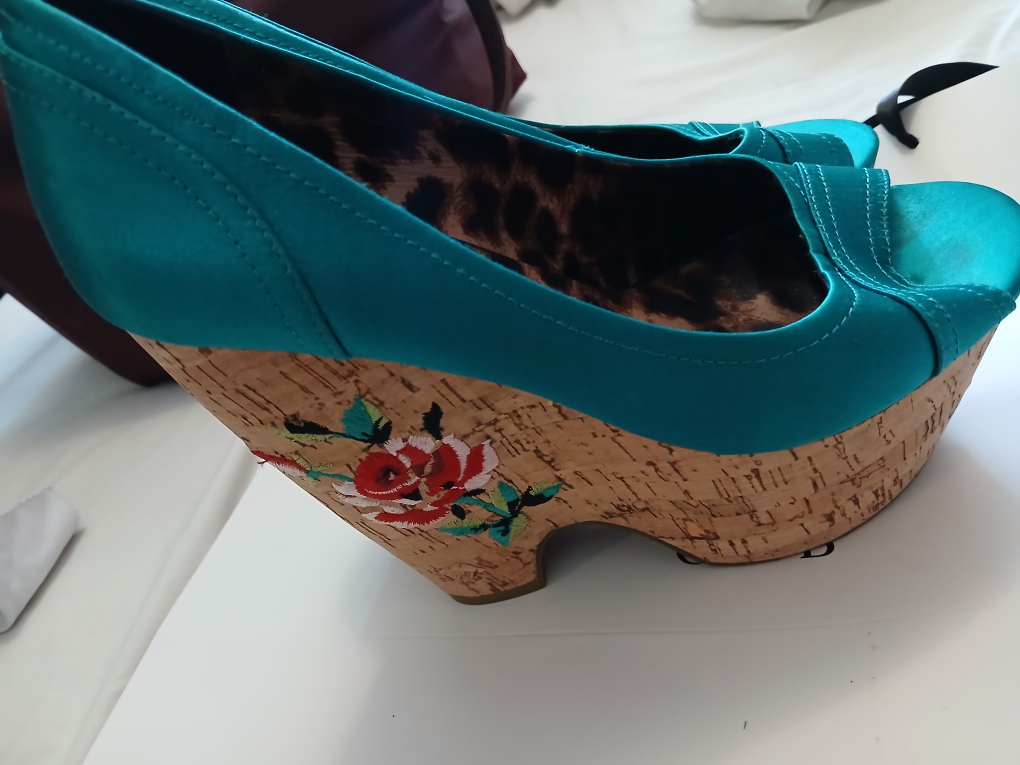 Betsey Johnson Blue Heels SIZE 7.5 - photo 2