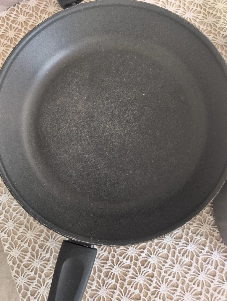 Used Frying Pans and Saucepan image indicator(4)