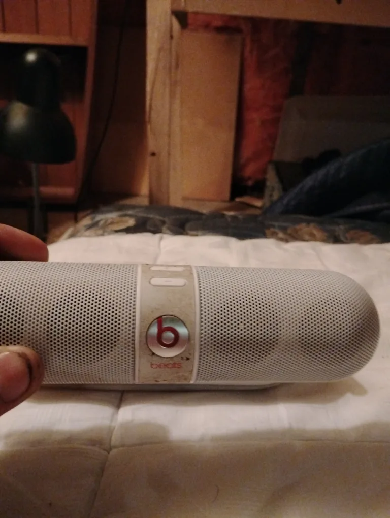 Beats Pill Portable Speaker with Case image indicator(2)