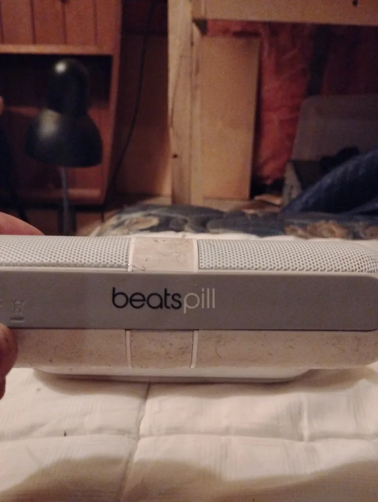 Beats Pill Portable Speaker with Case image indicator(3)