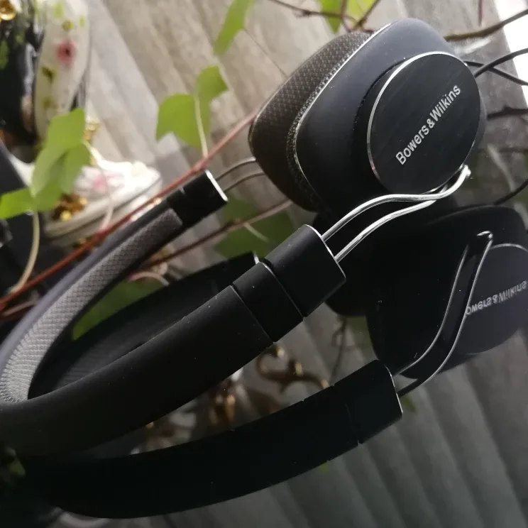Bowers & Wilkins P3 Series Headphones thumbnail
