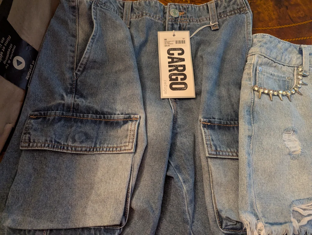 🇨🇦Refuge Cargo Shorts & Banjara Denim Shorts - Size S image indicator(2)