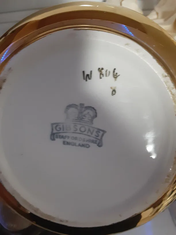 Gibsons Teapot - Gold & White image indicator(3)