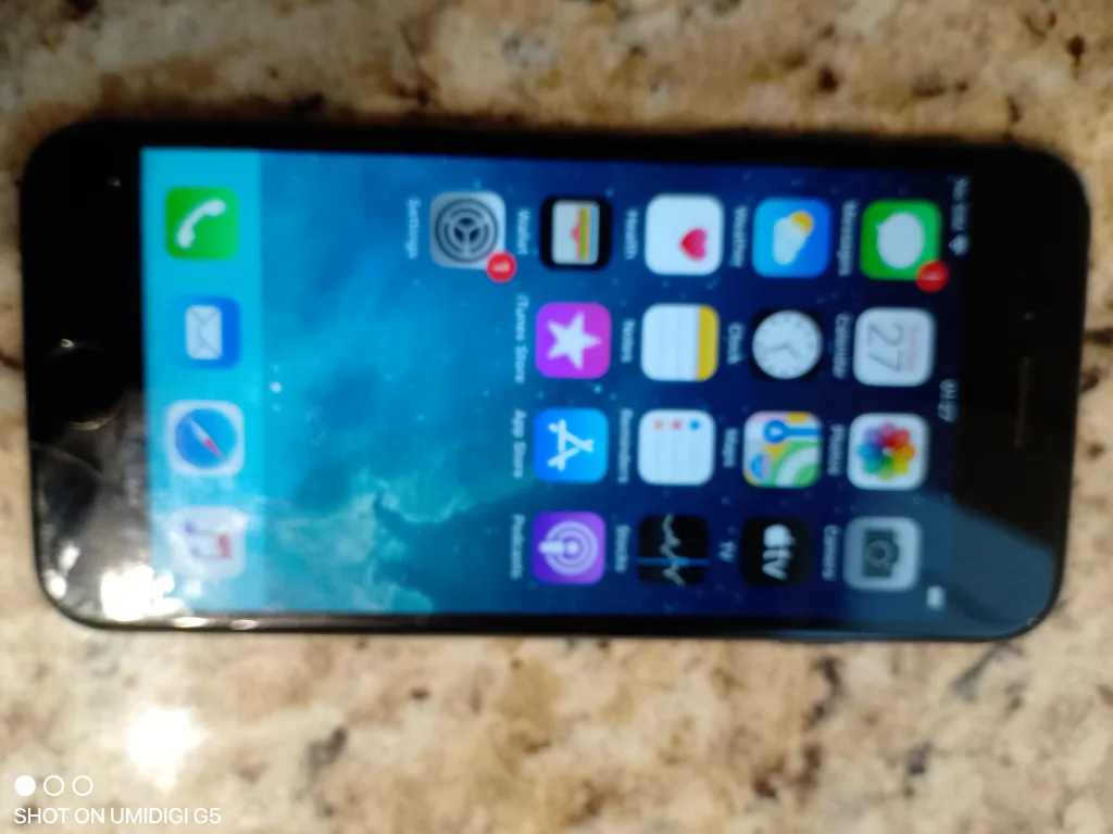 iPhone 8 has cracks but everything works thumbnail