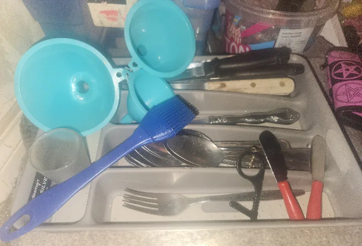 Assorted Kitchen Utensils & Silverware Tray thumbnail