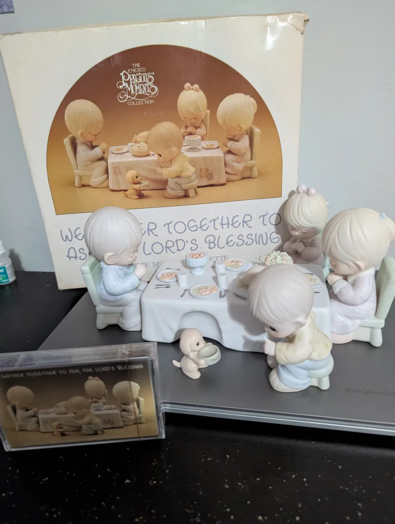 Precious Moments Figurine 'Gather Together' thumbnail