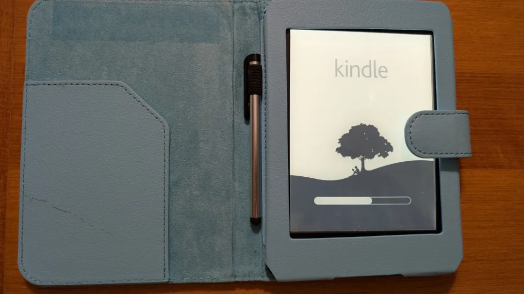 Kindle Paperwhite (7th Gen) with case & stylus image indicator(5)