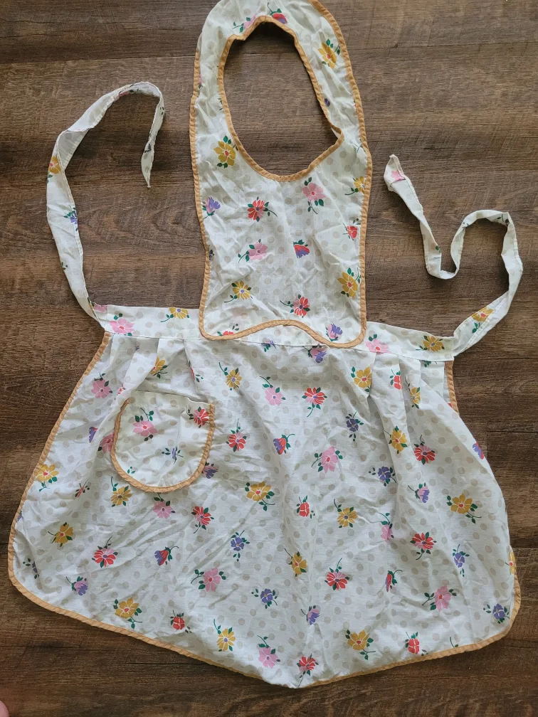 Full length Vintage Apron  🇨🇦 thumbnail