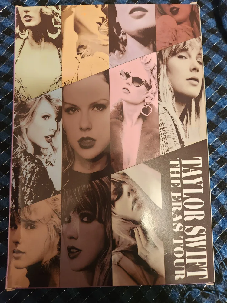 Taylor Swift Christmas Advent Calendar image indicator(4)