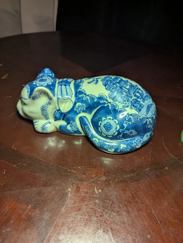 Vintage Blue & White Porcelain Cat Figurine image indicator(2)