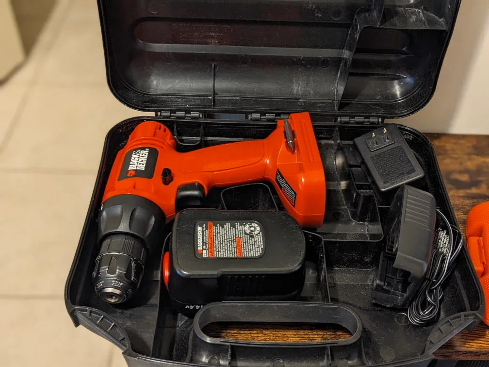 Black & Decker 14.4V Cordless Drill with Case + Bits image indicator(6)