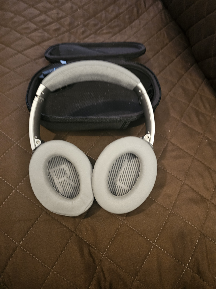Bose QuietComfort 45 Silver Headphones w/ Case - photo 4