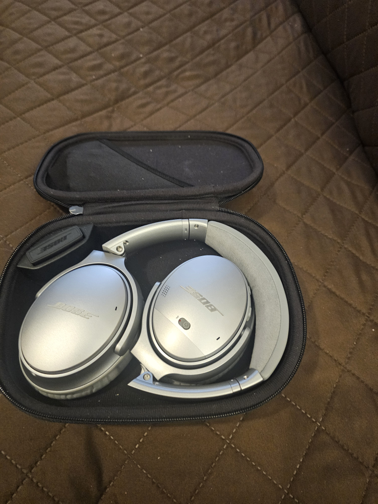 Bose QuietComfort 45 Silver Headphones w/ Case - photo 5