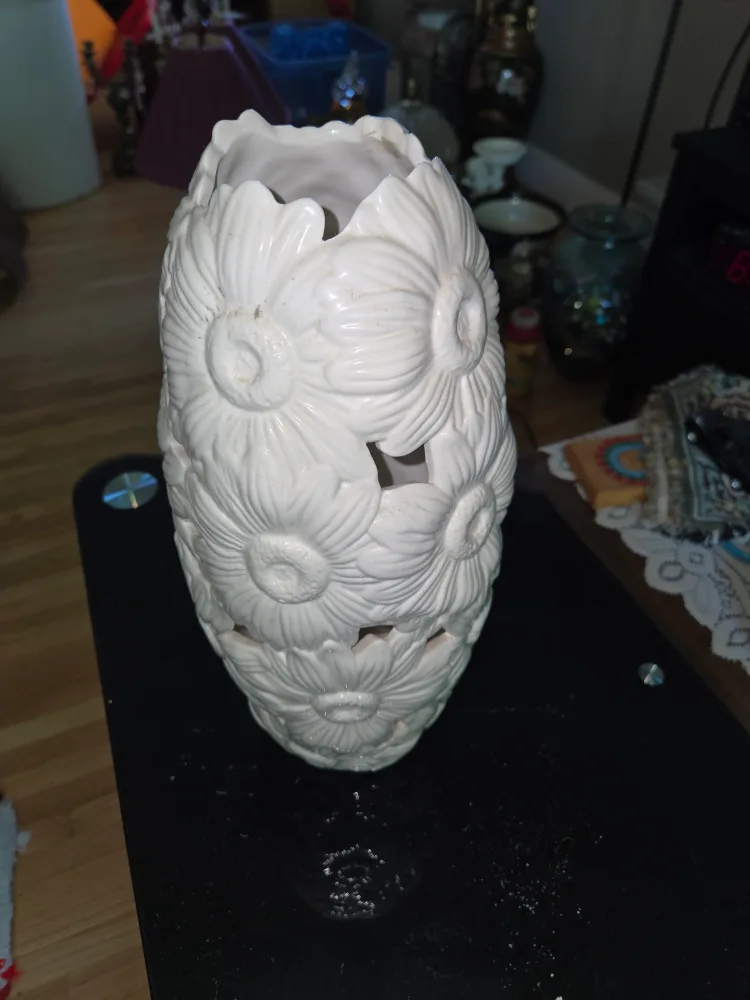 White Ceramic Flower Vase thumbnail