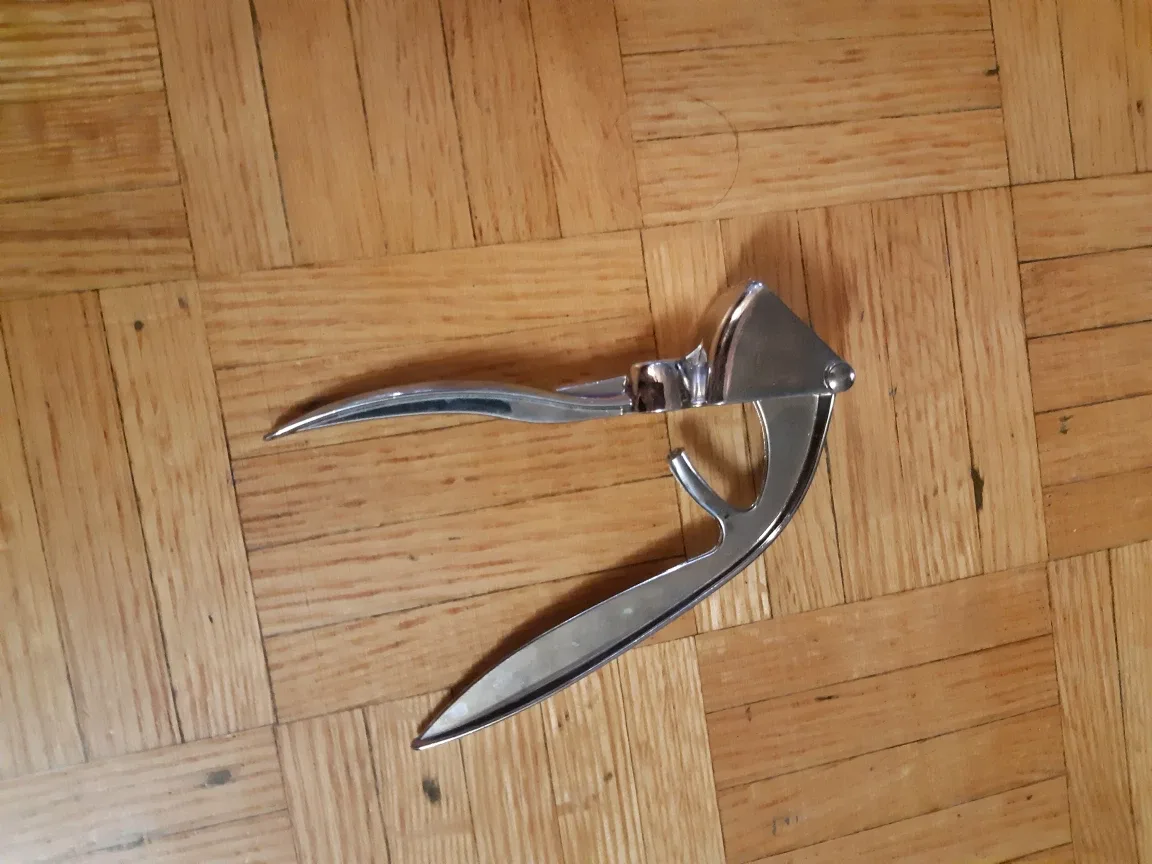 Garlic press 🇨🇦 thumbnail