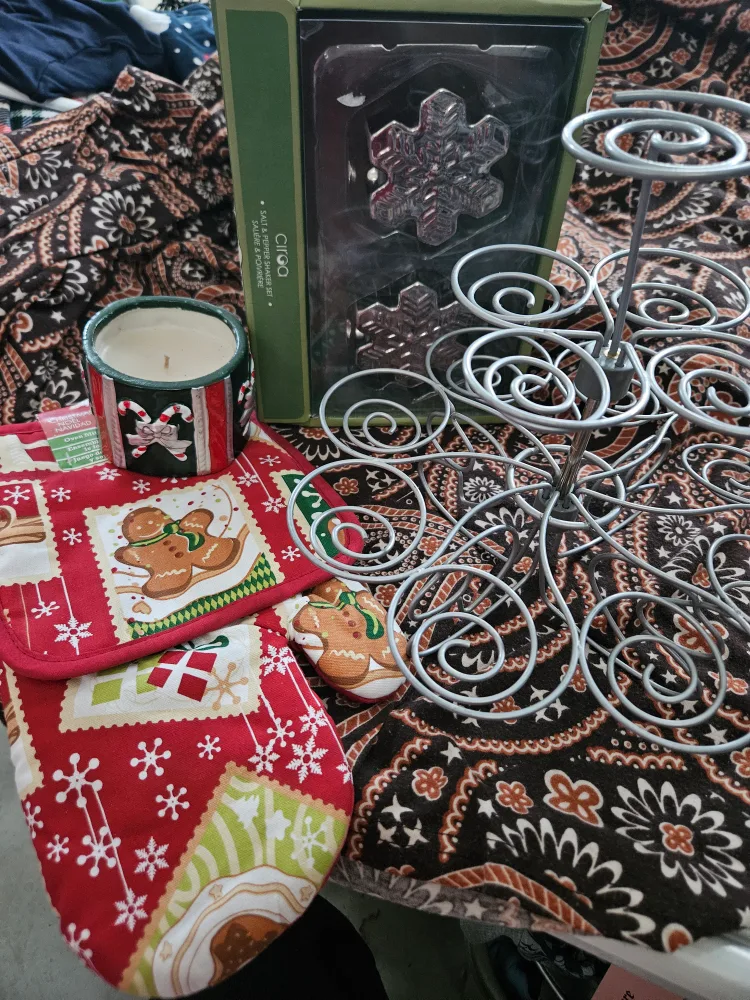 Salt & Pepper Set, candle, oven mitt & Cupcake Stand thumbnail