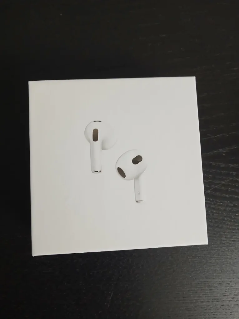 New Apple AirPods (3rd generation) MagSafe Charging Case thumbnail