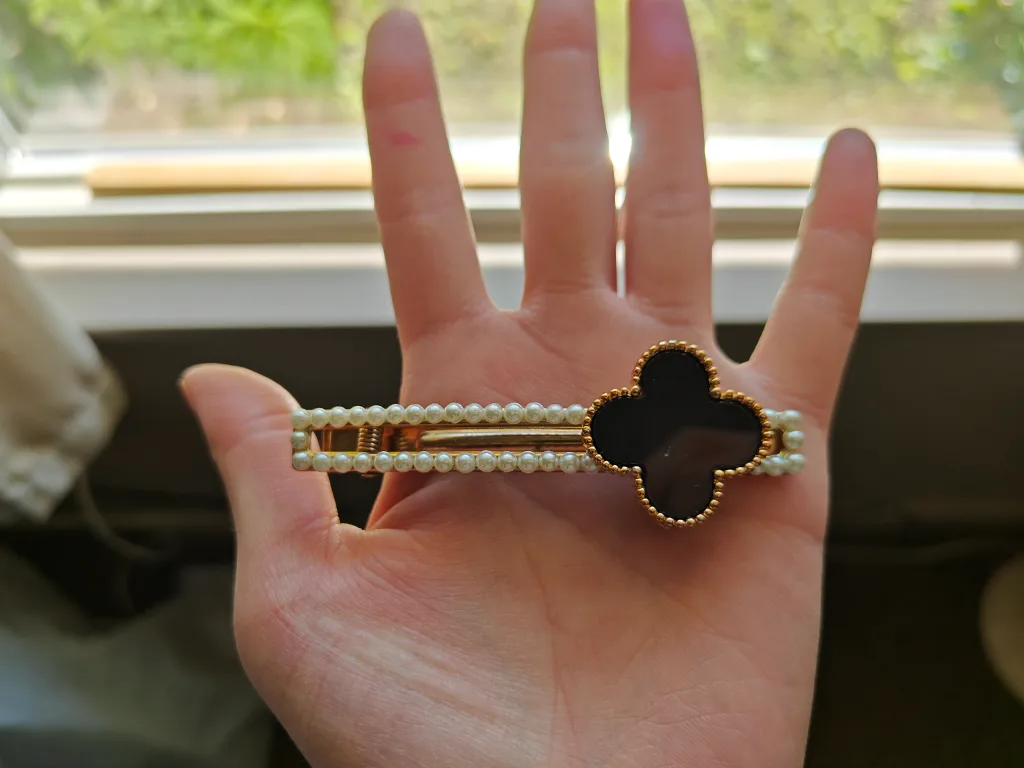 Clover Hair Clip - Black & Pearl 💖🧡 image indicator(4)