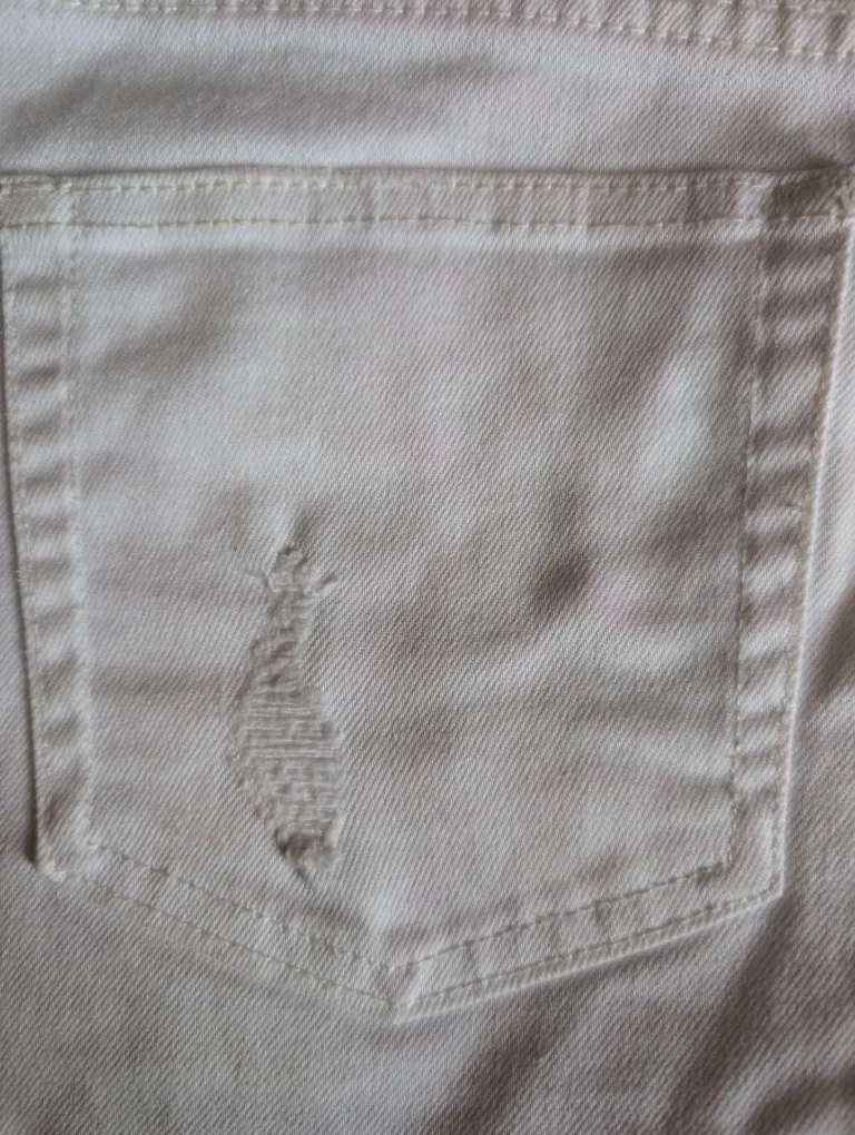 H&M White Distressed Denim Shorts - Size 8 🇨🇦 image indicator(6)