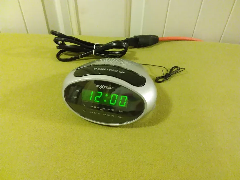 Nextech Digital Alarm Clock 📻 🕑 🇨🇦 thumbnail