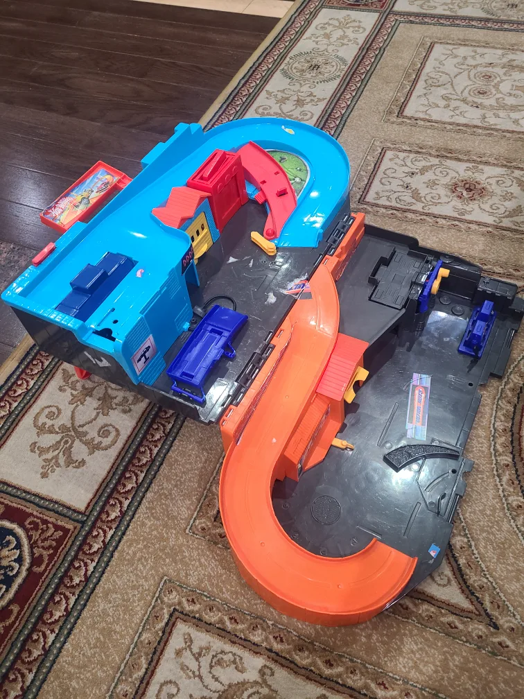 Hot Wheels Fold Up Raceway ultra garage thumbnail
