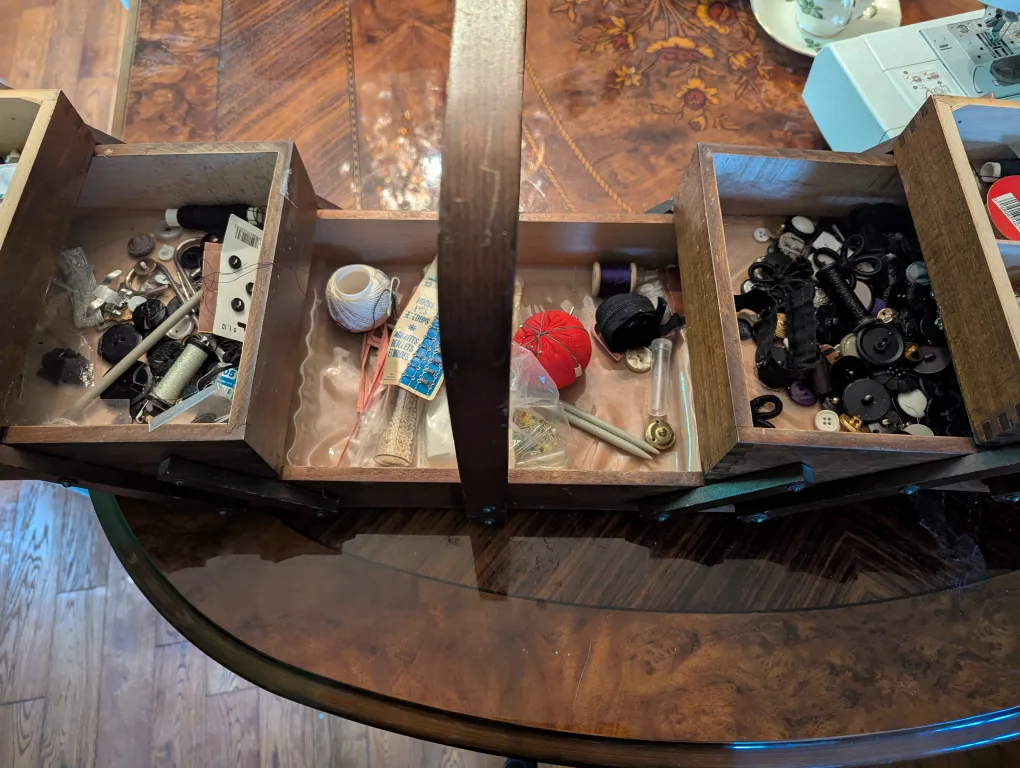 🇨🇦Vintage Wooden Sewing Box with Supplies thumbnail