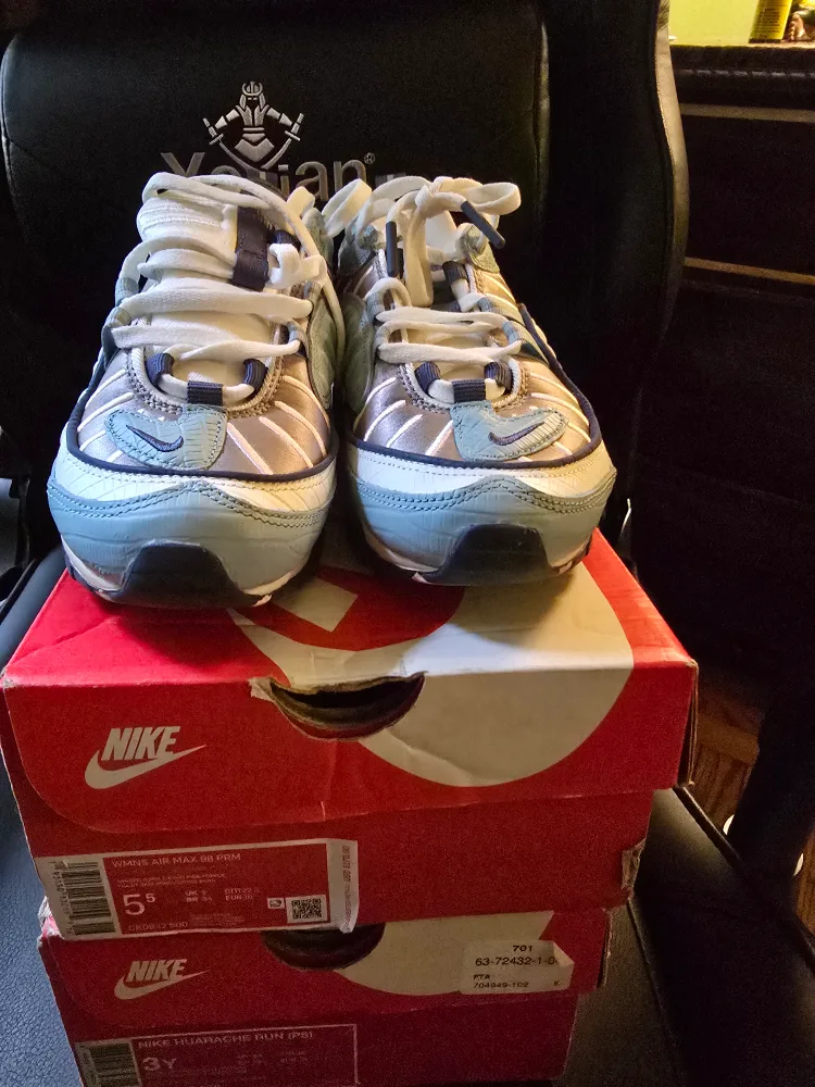 Nike Air Max 98 PRM Size 5.5 Youth image indicator(2)