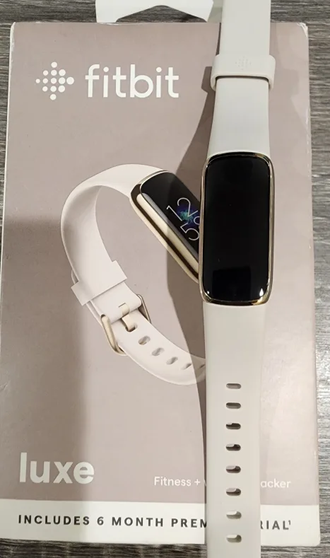 Fitbit Luxe Fitness + Wellness Tracker thumbnail