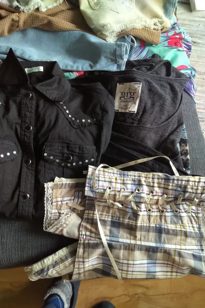 Mixed Clothing Lot - Oro, AC/DC, More! image indicator(3)