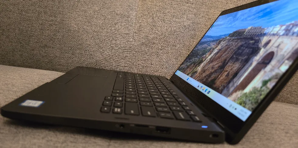 Dell Latitude 5300 2-in-1 Laptop - 128Gb SSD - 16 Gb - Win 11 image indicator(2)