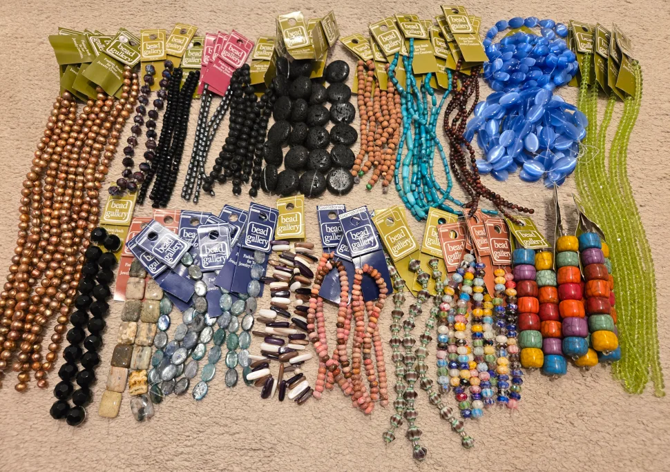 Lot of Assorted Bead Strands 5 thumbnail