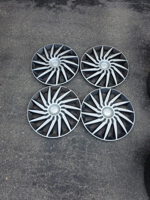 Motomaster Winter Edge II Tires & Hubcaps - 205/55R16 - photo 3
