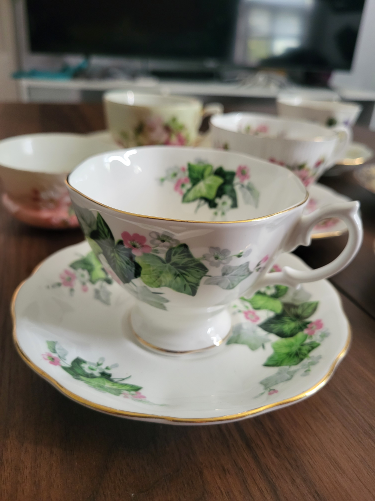 Vintage Tea Cups & Saucers - photo 2