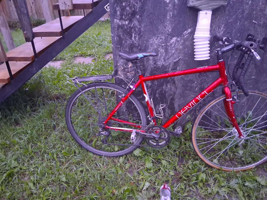 Devinci Sydney Red Hybrid Bike thumbnail