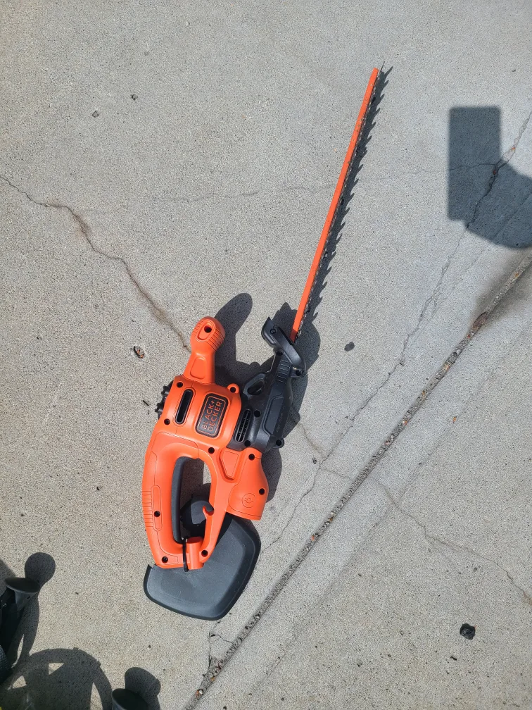BLACK+DECKER Electric Hedge Trimmer BEHT150 - 17 inch thumbnail