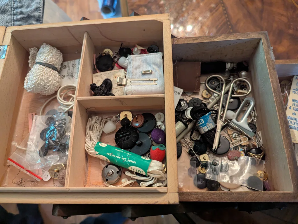 🇨🇦Vintage Wooden Sewing Box with Supplies image indicator(6)