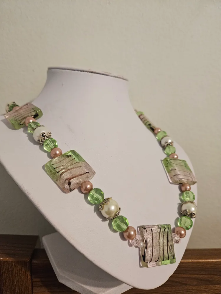 Handmade Green & Pearl Beaded Necklace thumbnail