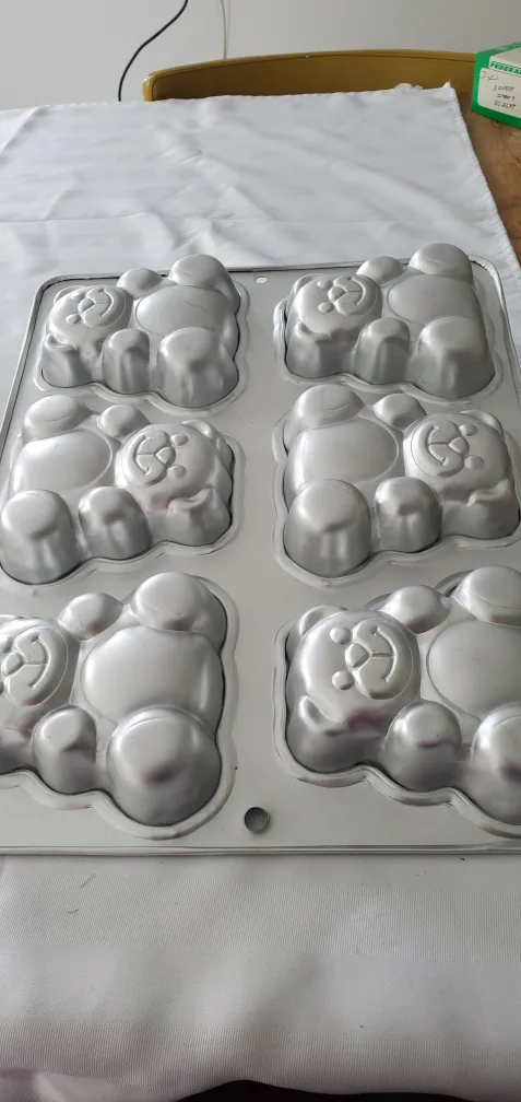 Bear Shaped Muffin Tin thumbnail